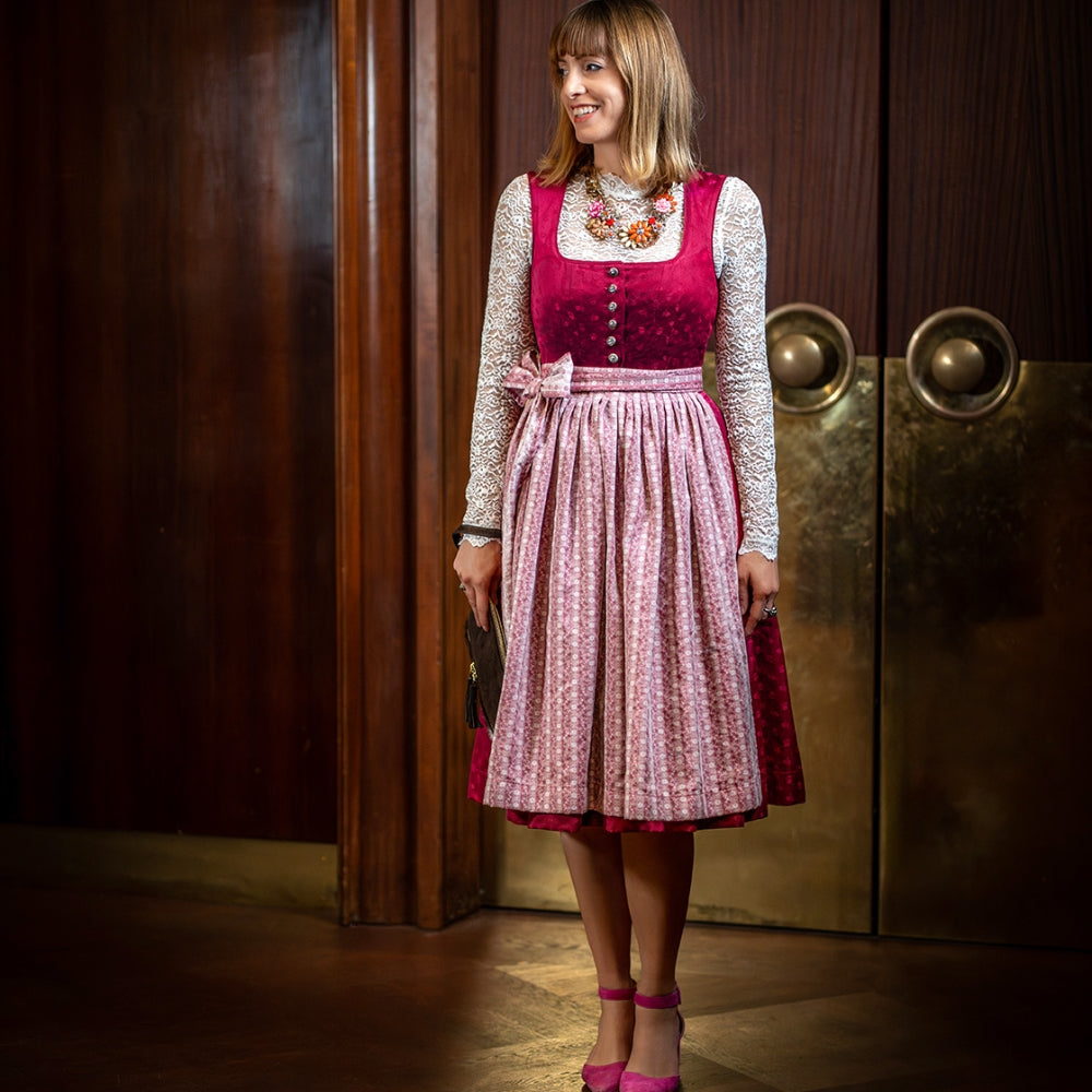 Dirndl Mari in der Farbe Berry mit Baumwolle Schürze in Rosa und dem passenden Spitzenshirt Dory